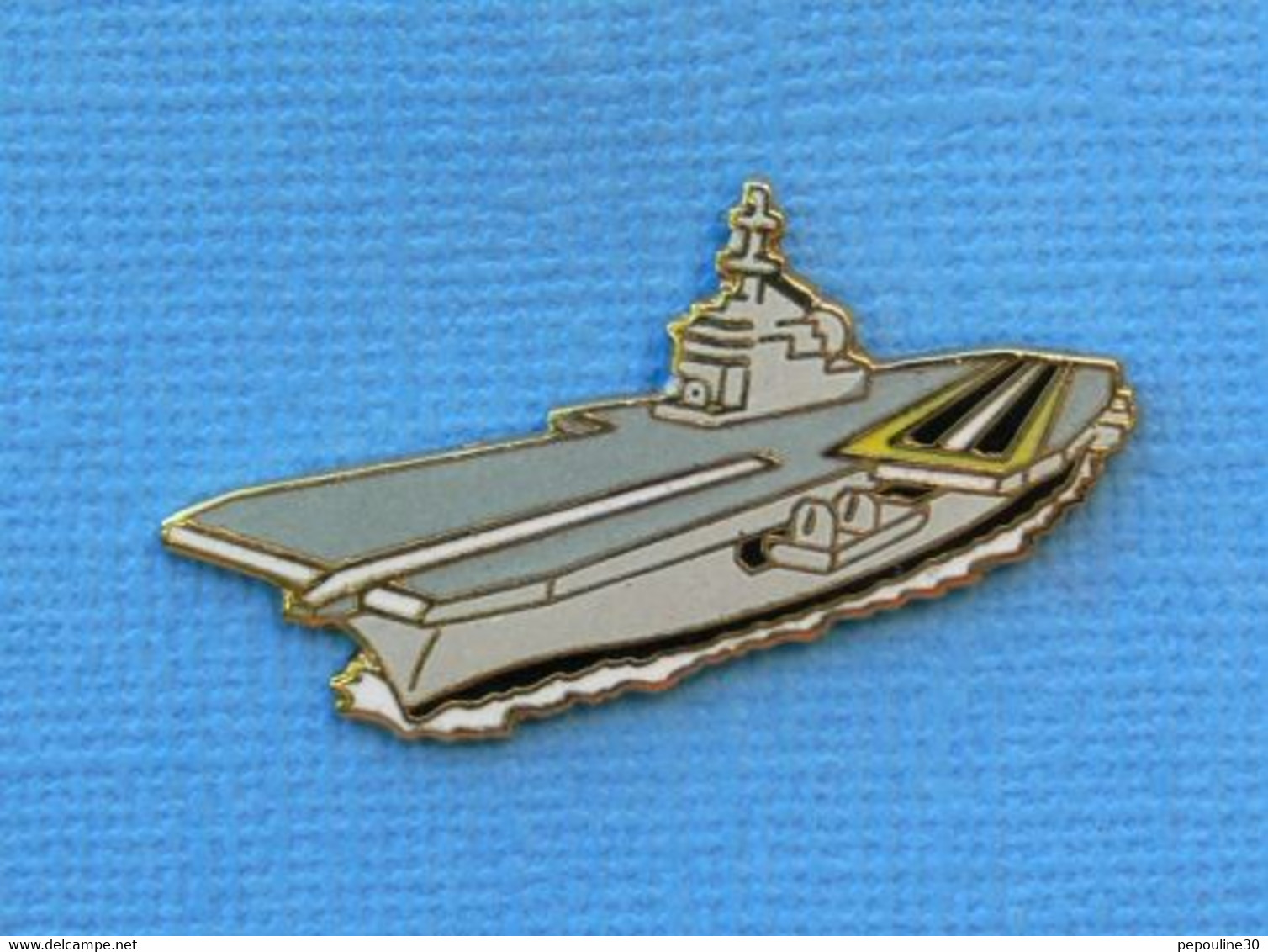 1 PIN'S //  ** LE CLÉMENCEAU / PORTE-AVIONS / MARINE NATIONALE FRANÇAISE ** . (©Tablo Paris) - Bateaux