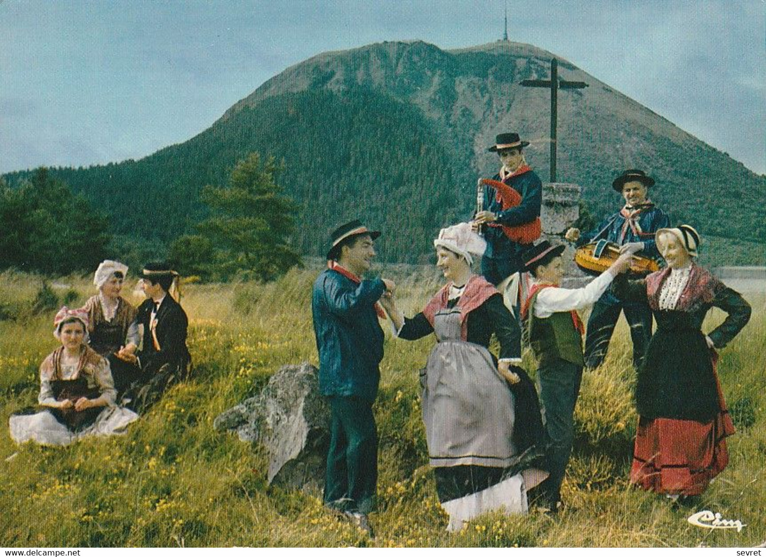 Groupe Folklorique "AUVERNHA DANSAIRA" . - On Danse Encore La Bourrée... - Danses