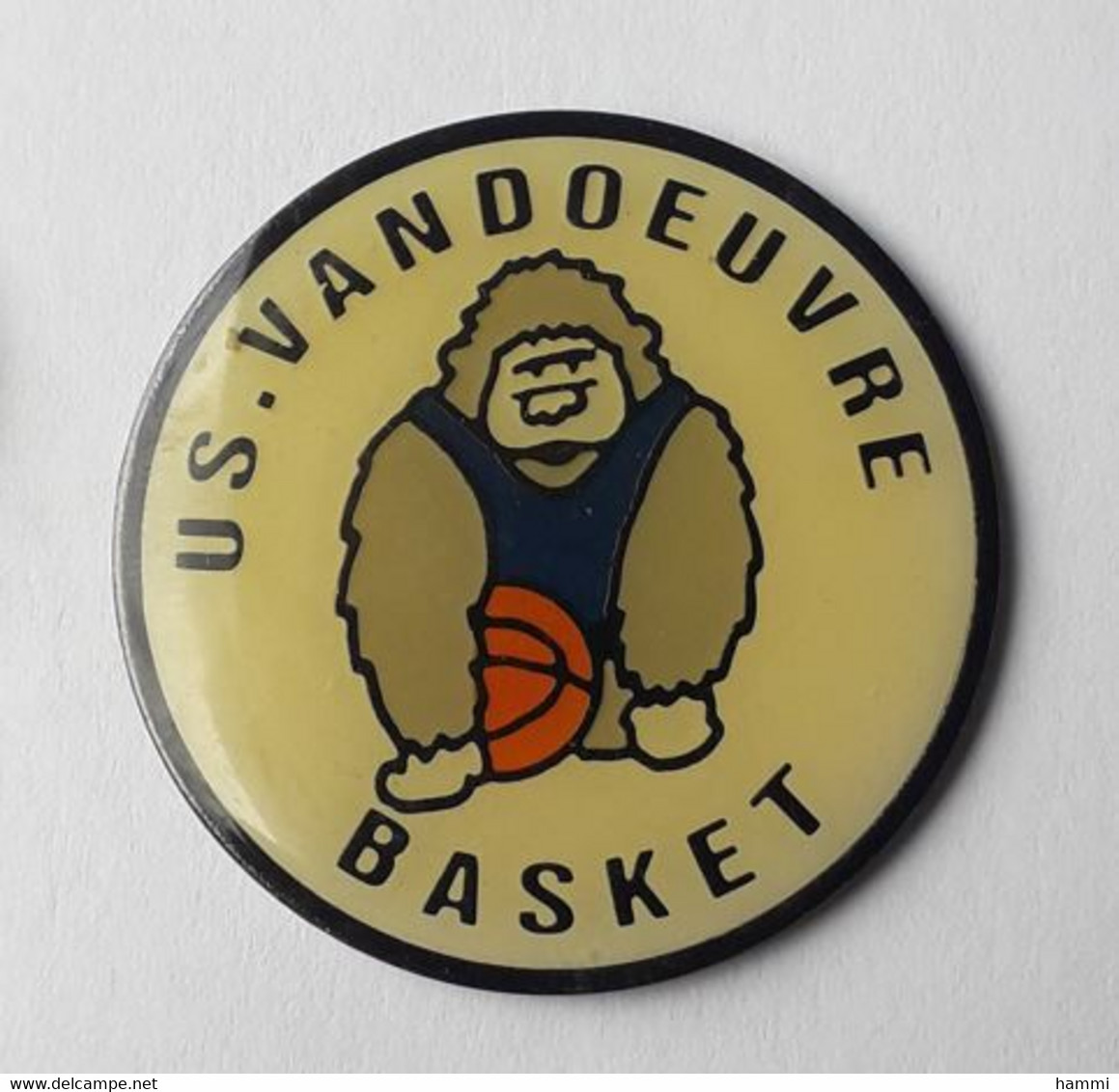 SP175 Pin's Basket Basketball US Vandœuvre-lès-Nancy Meurthe Et Moselle Gorille Singe Achat Immédiat - Basketball