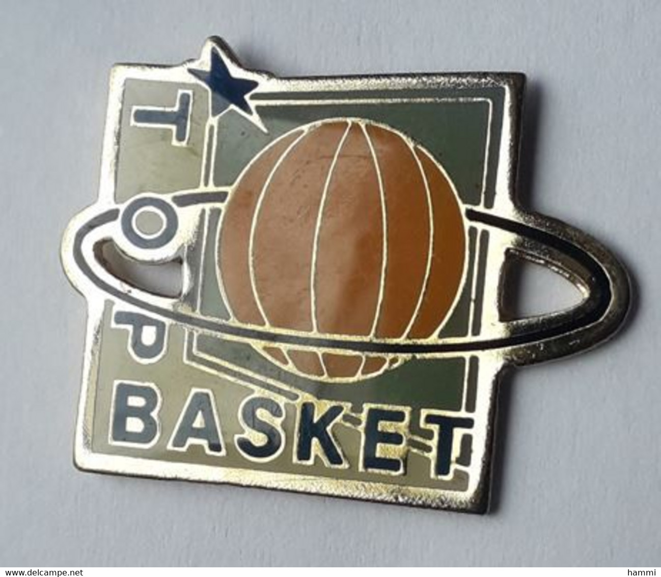 SP187 Pin's Basketball TOP BASKET Signé Winner Achat Immédiat - Basketball