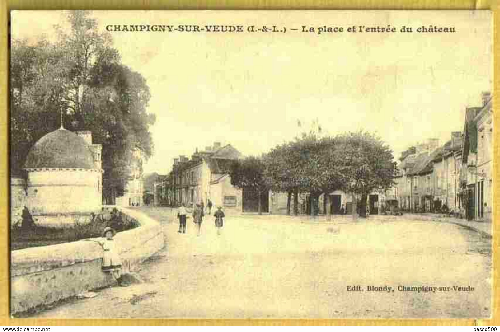 CHAMPIGNY Sur VEUDE : Place Et Entrée Du CHATEAU Animée - Champigny-sur-Veude