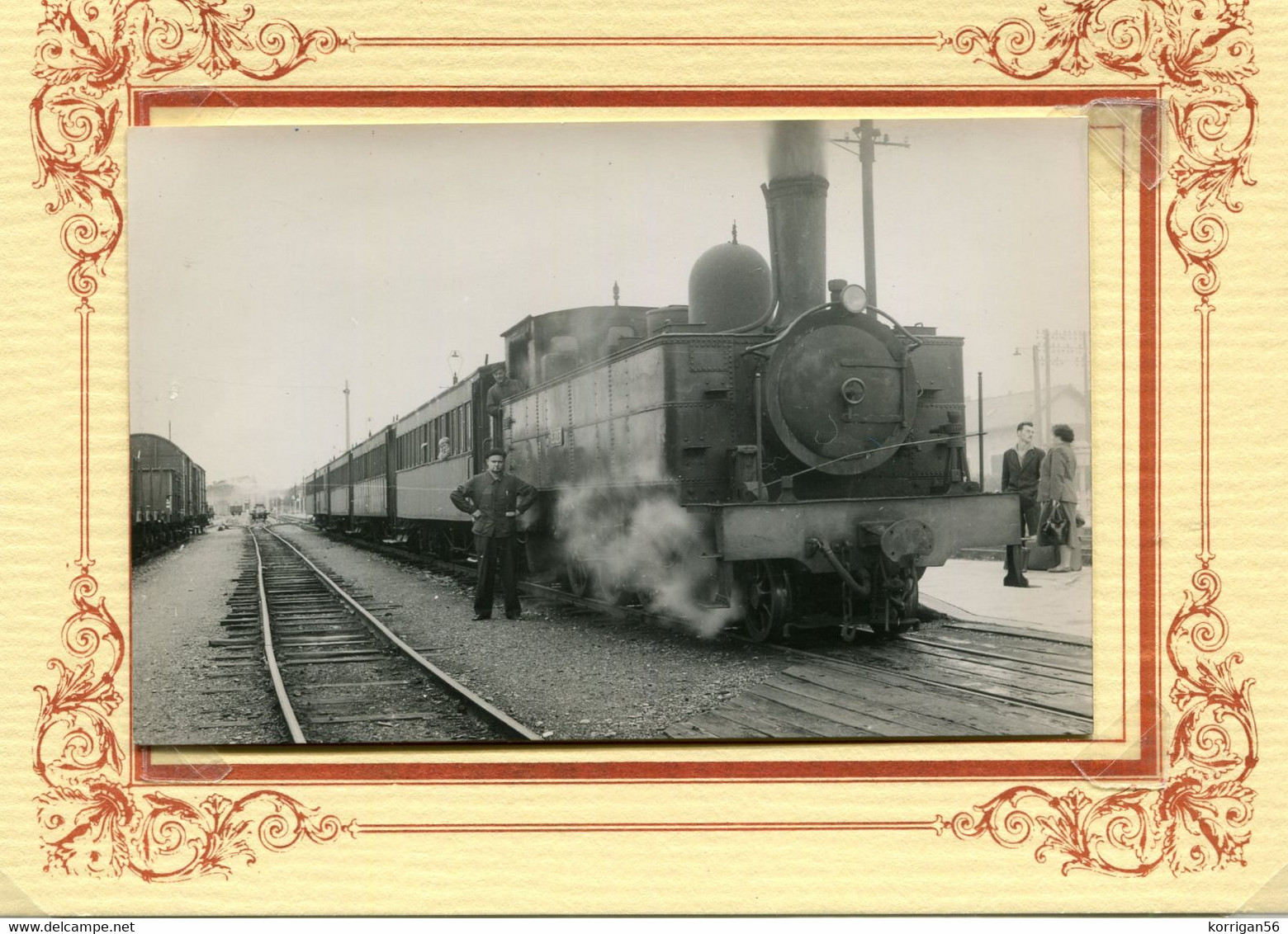 CHATEAULIN ** UN TRAIN EN GARE ** GROS PLAN LOCOMOTIVE  ** CLICHE DU 17/08/1951 ** CARTE PHOTO ** - Châteaulin