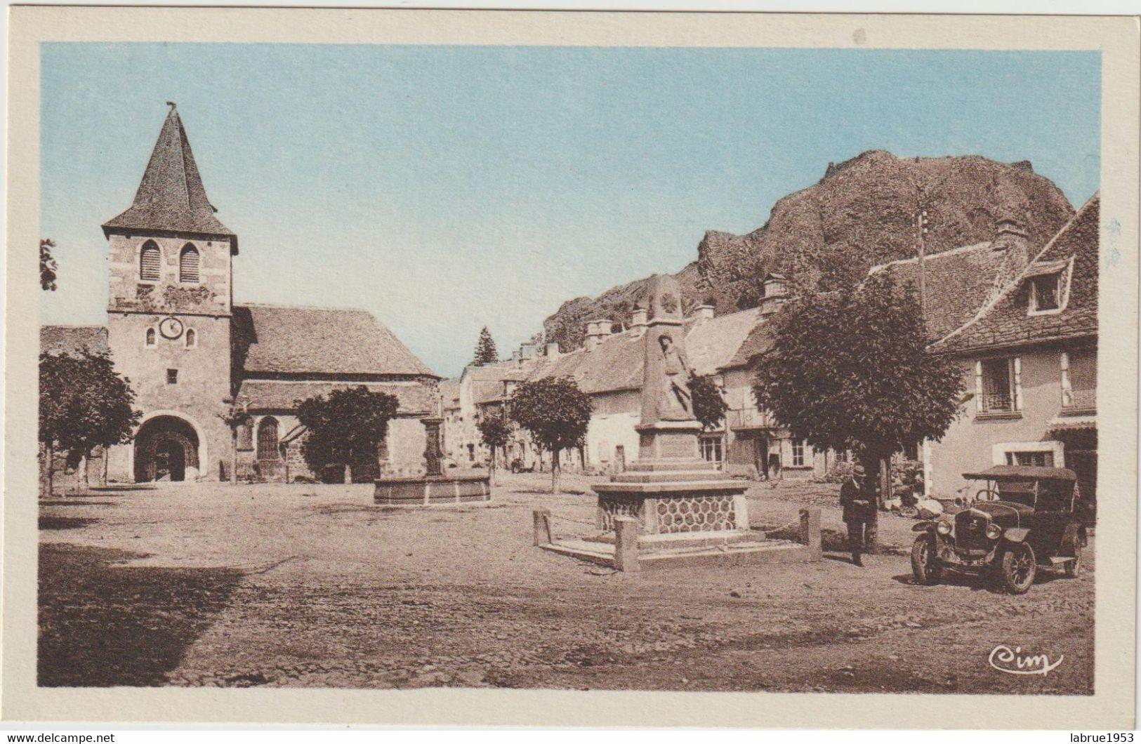 Arpajon - Place Du Monument Aux Morts (E.7802) - Arpajon Sur Cere