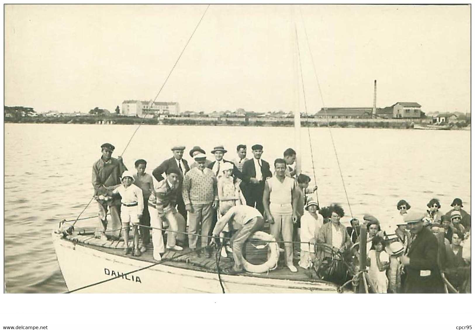 85.SABLES D'OLONNE.n°28942.BATEAUX ET PERSONNES EMBARQUANTS - Sables D'Olonne