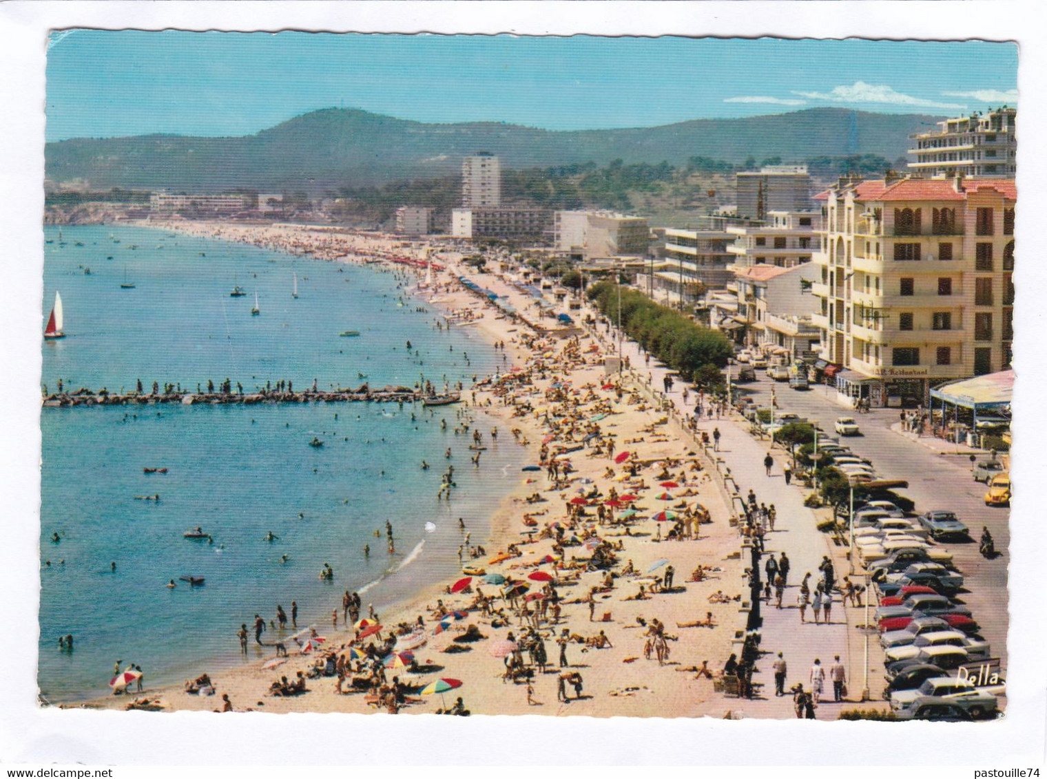 CPM. 15 X 10,5 -  LE  LAVANDOU  -  La  Plage Et Le Boulevard Du Front De Mer - Le Lavandou