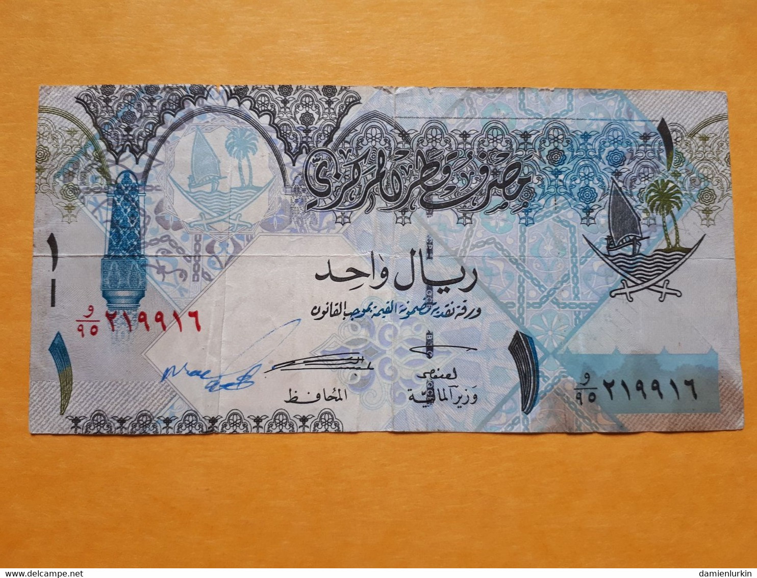 QATAR 1 RIYAL 2008 + A HAND SIGNATURE AT LEFT - Qatar