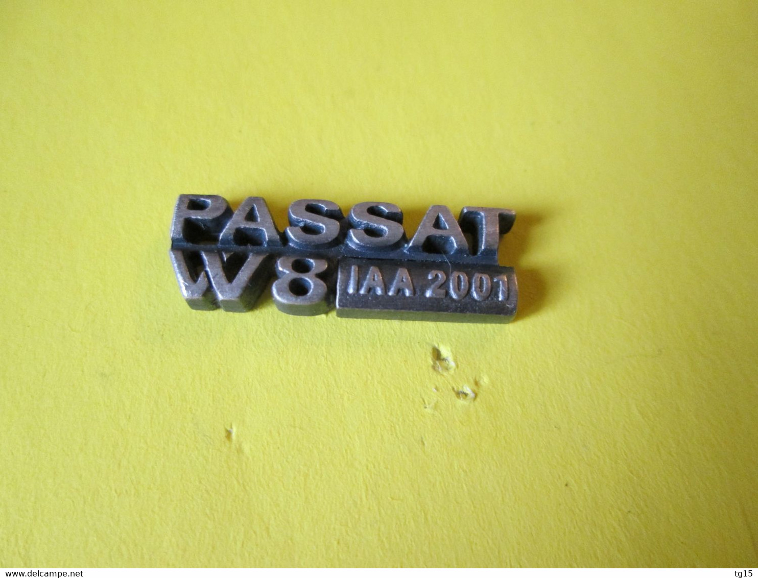 PIN'S    VOLKSWAGEN  PASSAT W 8  IAA  2001 - Volkswagen