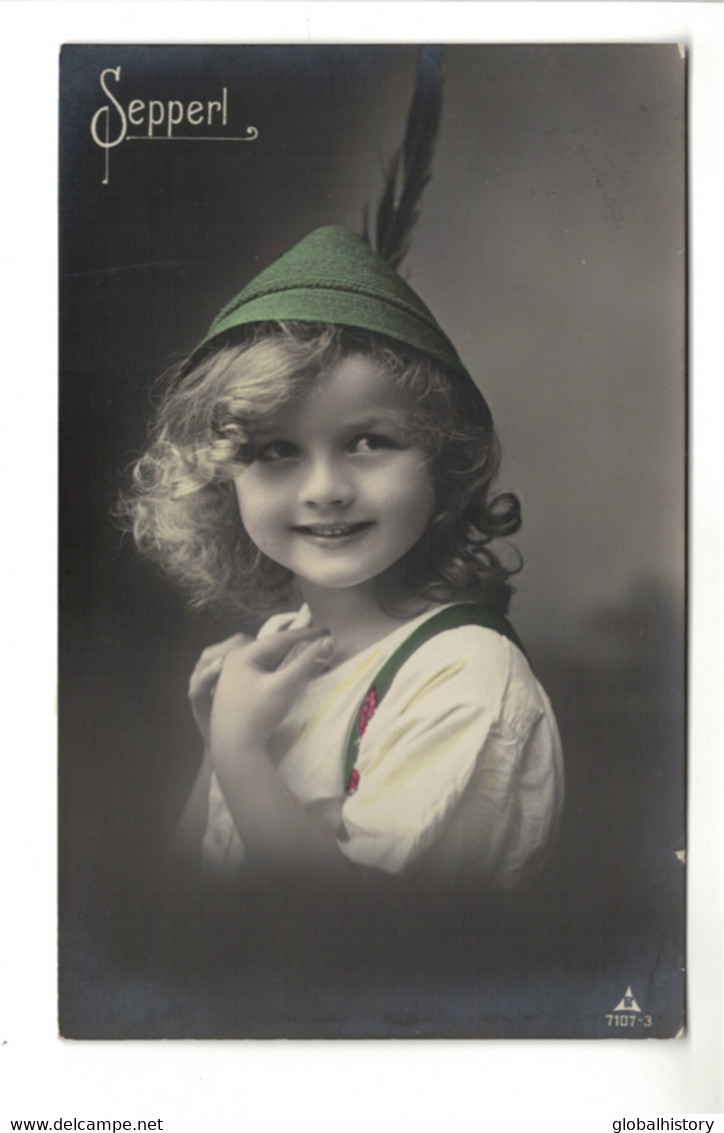 DG2338 - FAMOUS CHILD MODEL 1920, With FANCY GREEN HAT And FEATHER - Portraits