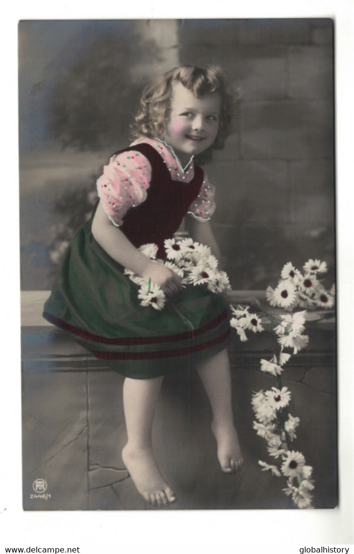 DG2344 - FAMOUS CHILD MODEL 1920, POSING BAREFOOT And FLOWER GARLAND - Portraits