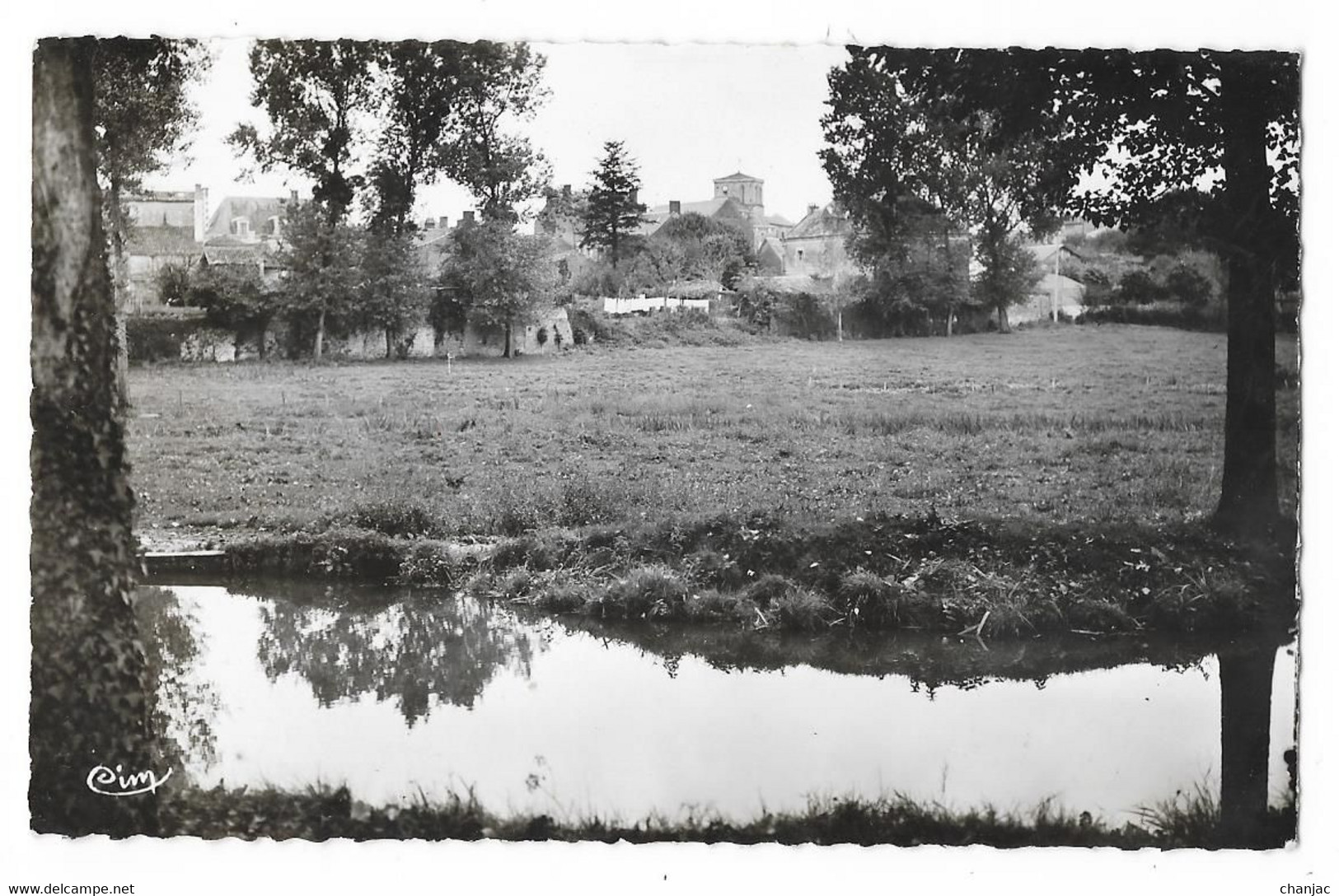 Cpsm: 85 L'HERMENAULT (ar. Fontenay Le Comte) Perspective Sur L'Eglise  Ed. CIM  (rare) - L'Hermenault