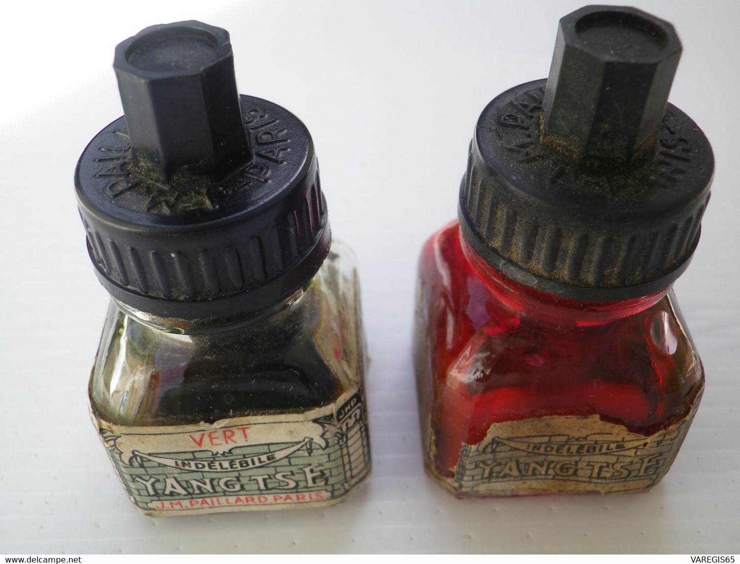 DEUX ANCIENNES PETITES BOUTEILLES ENCRE PAILLARD - YANG TSE - ROUGE ET VERTE- VERRE & BAKELITE - 1 TIERS REMPLIE - PARIS - Inkwells