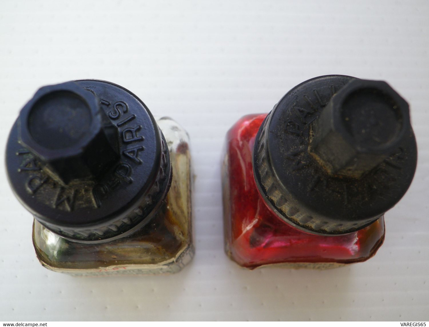 DEUX ANCIENNES PETITES BOUTEILLES ENCRE PAILLARD - YANG TSE - ROUGE ET VERTE- VERRE & BAKELITE - 1 TIERS REMPLIE - PARIS - Tintenfässer