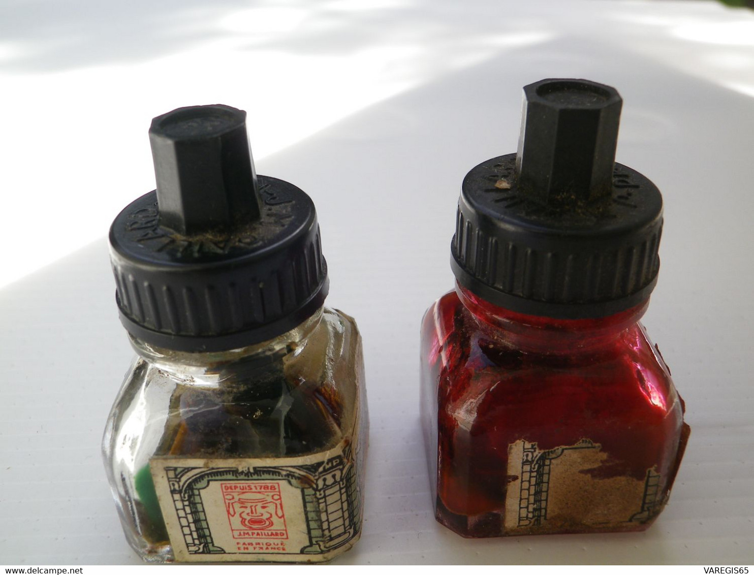 DEUX ANCIENNES PETITES BOUTEILLES ENCRE PAILLARD - YANG TSE - ROUGE ET VERTE- VERRE & BAKELITE - 1 TIERS REMPLIE - PARIS - Tinteros