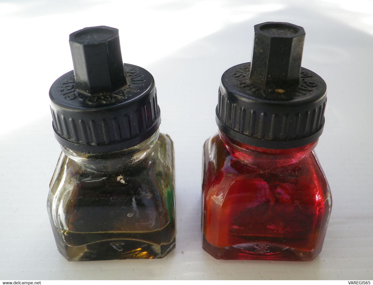 DEUX ANCIENNES PETITES BOUTEILLES ENCRE PAILLARD - YANG TSE - ROUGE ET VERTE- VERRE & BAKELITE - 1 TIERS REMPLIE - PARIS - Inkwells