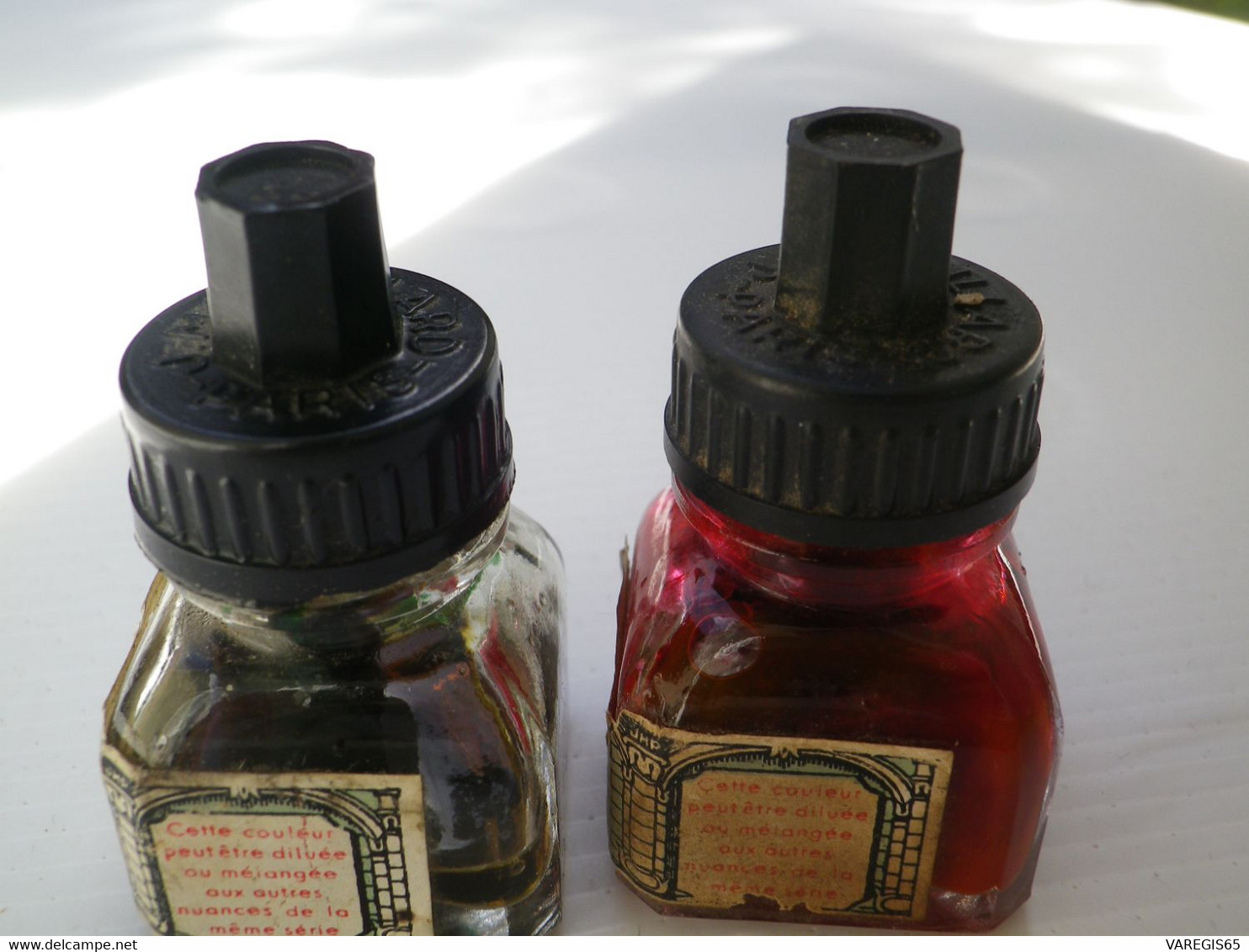 DEUX ANCIENNES PETITES BOUTEILLES ENCRE PAILLARD - YANG TSE - ROUGE ET VERTE- VERRE & BAKELITE - 1 TIERS REMPLIE - PARIS - Tintenfässer