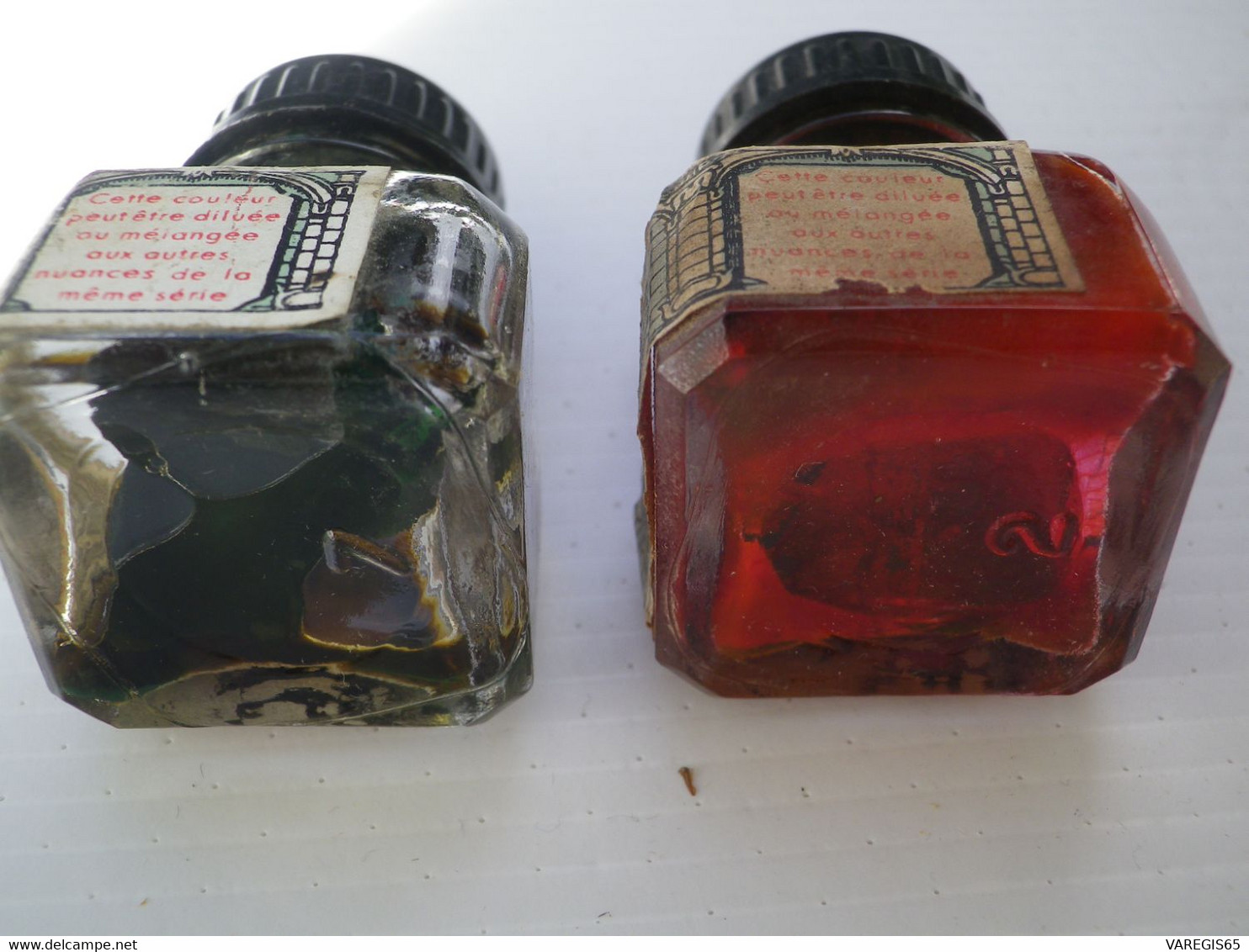 DEUX ANCIENNES PETITES BOUTEILLES ENCRE PAILLARD - YANG TSE - ROUGE ET VERTE- VERRE & BAKELITE - 1 TIERS REMPLIE - PARIS