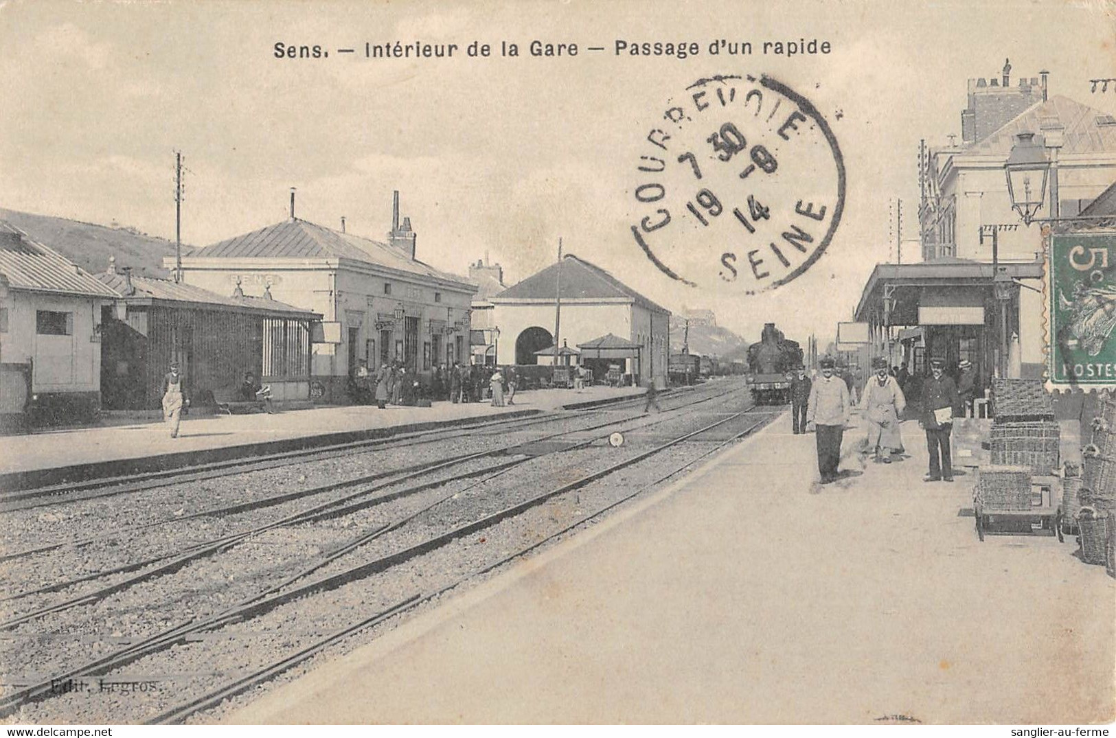 CPA 89 SENS INTERIEUR DE LA GARE PASSAGE D'UN RAPIDE - Sens