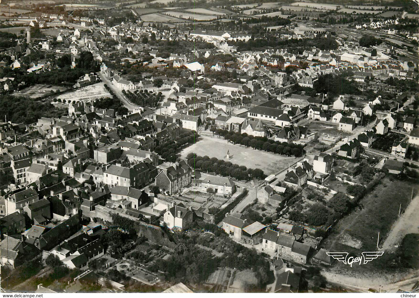 CARHAIX VUE GENERALE AERIENNE SUR LA PLACE DE LA TOUR D'AUVERGNE - Carhaix-Plouguer