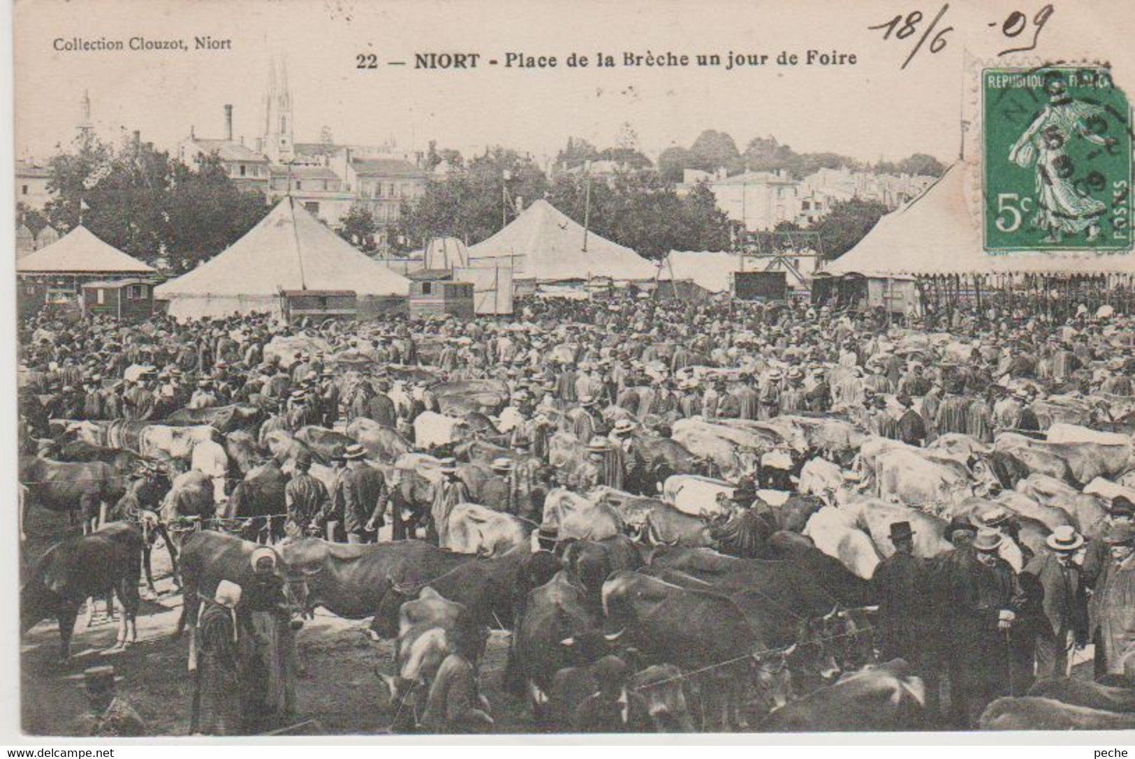 N°31386 -cpa Niort -Place De La Brèche Un Jour De Foire- - Fairs