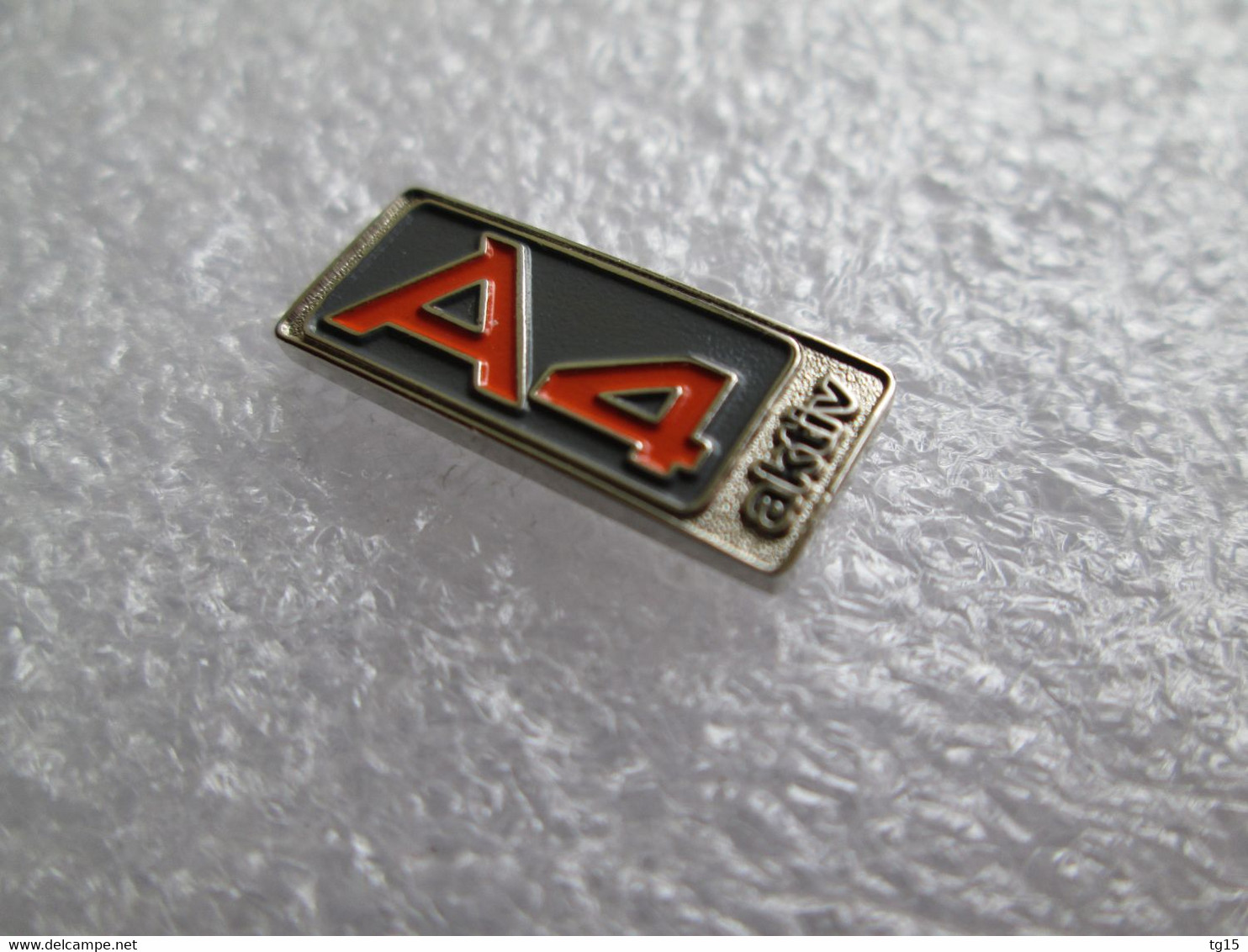 PIN'S     AUDI   A  4   AKTIV - Audi