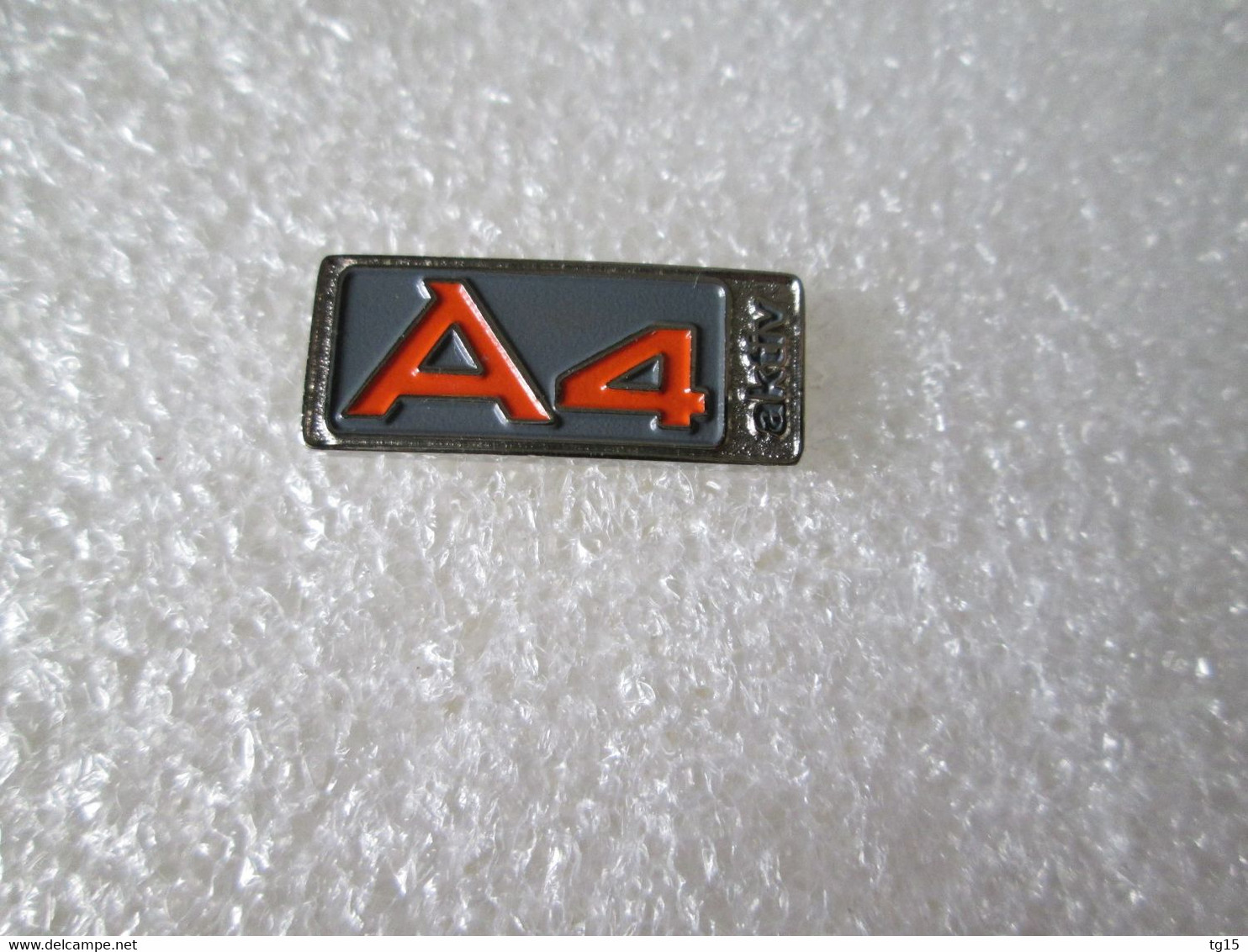 PIN'S     AUDI   A  4   AKTIV - Audi