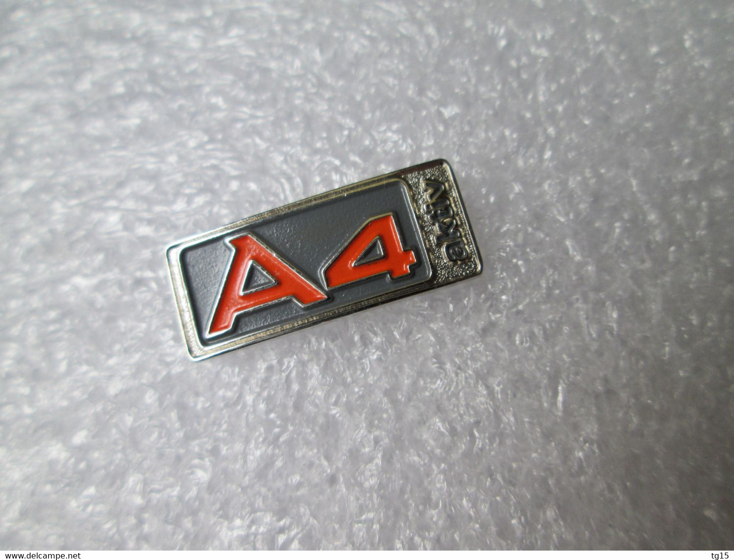 PIN'S     AUDI   A  4   AKTIV - Audi