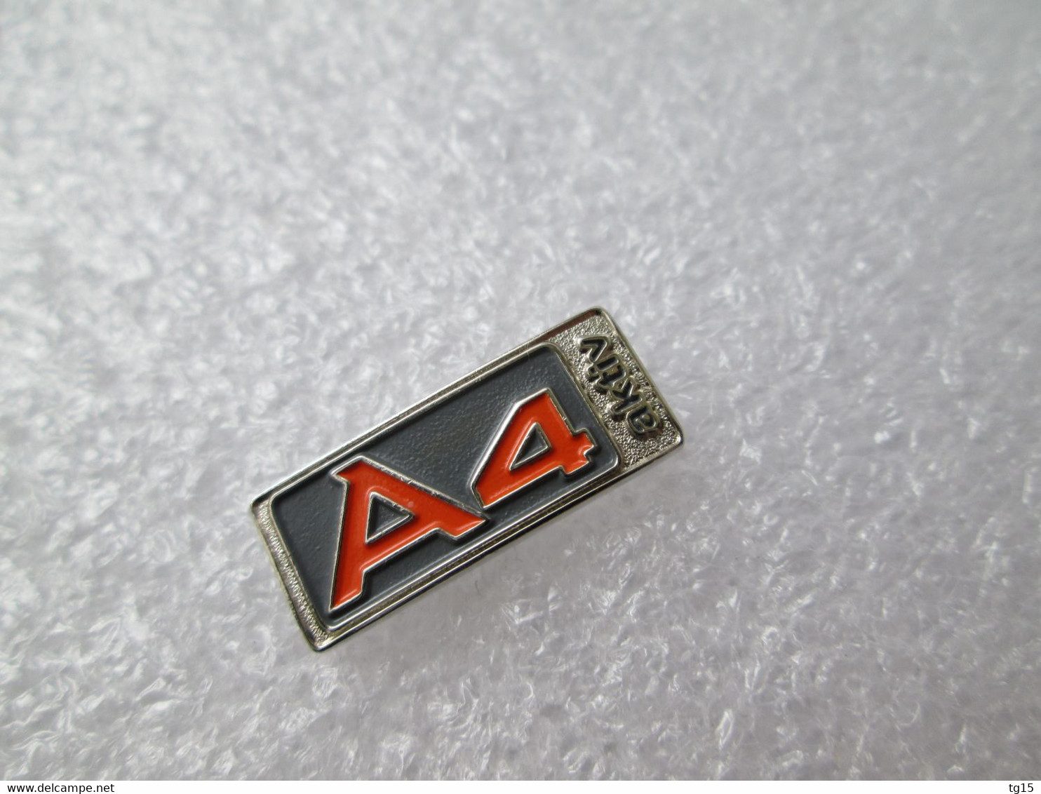 PIN'S     AUDI   A  4   AKTIV - Audi