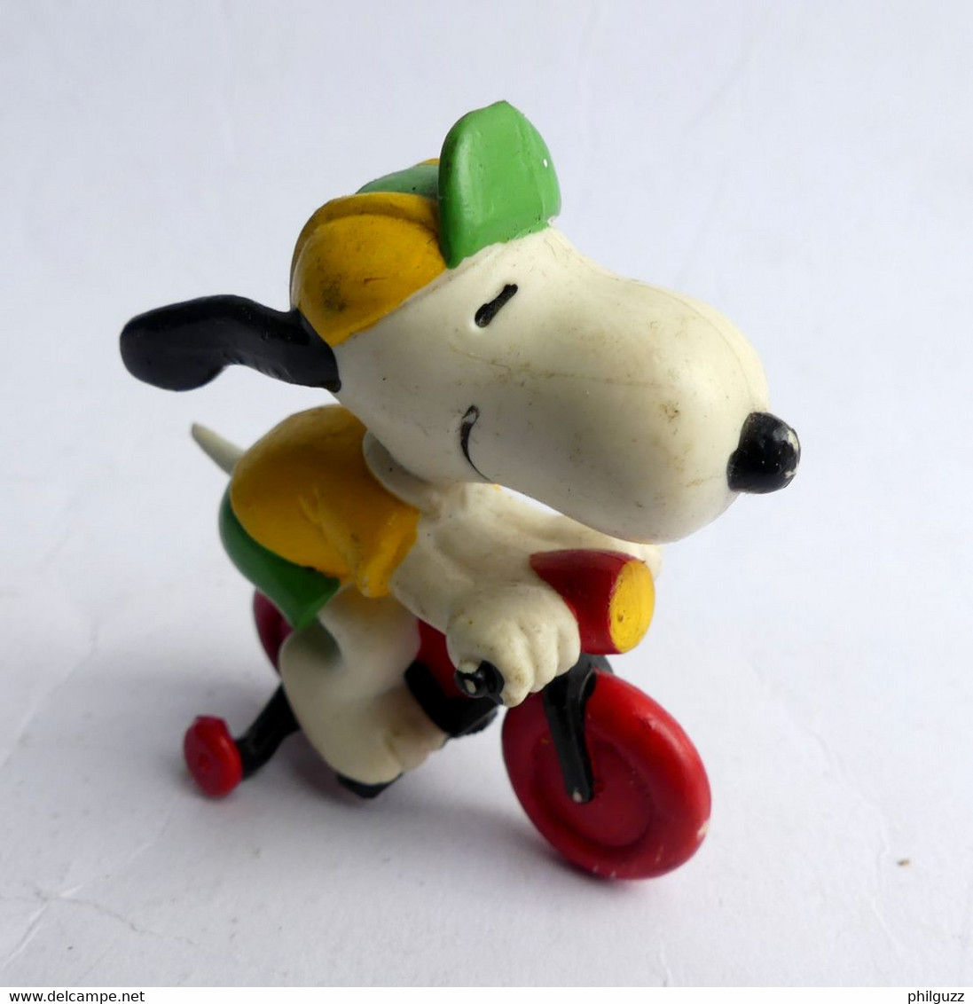 FIGURINE SCHLEICH SNOOPY EN TRICYCLE PEANUTS (2) - Snoopy