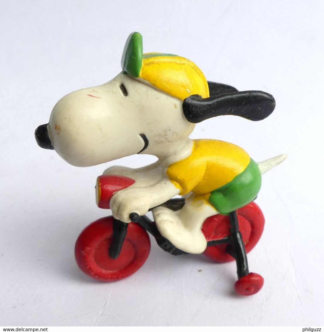 FIGURINE SCHLEICH SNOOPY EN TRICYCLE PEANUTS (2) - Snoopy