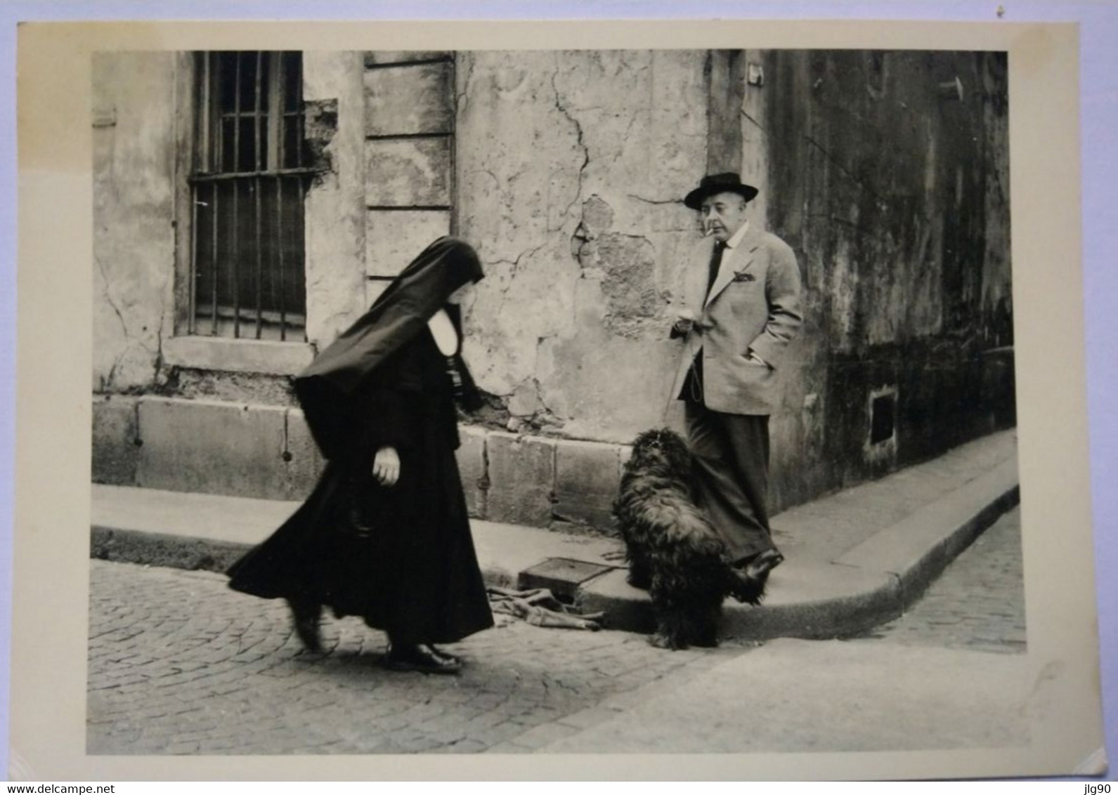 CP Ed. Hazan, Robert DOISNEAU "Jacques Prévert Regarde Passer Une Bonne Sœur" 1952 Non Circulée - Doisneau