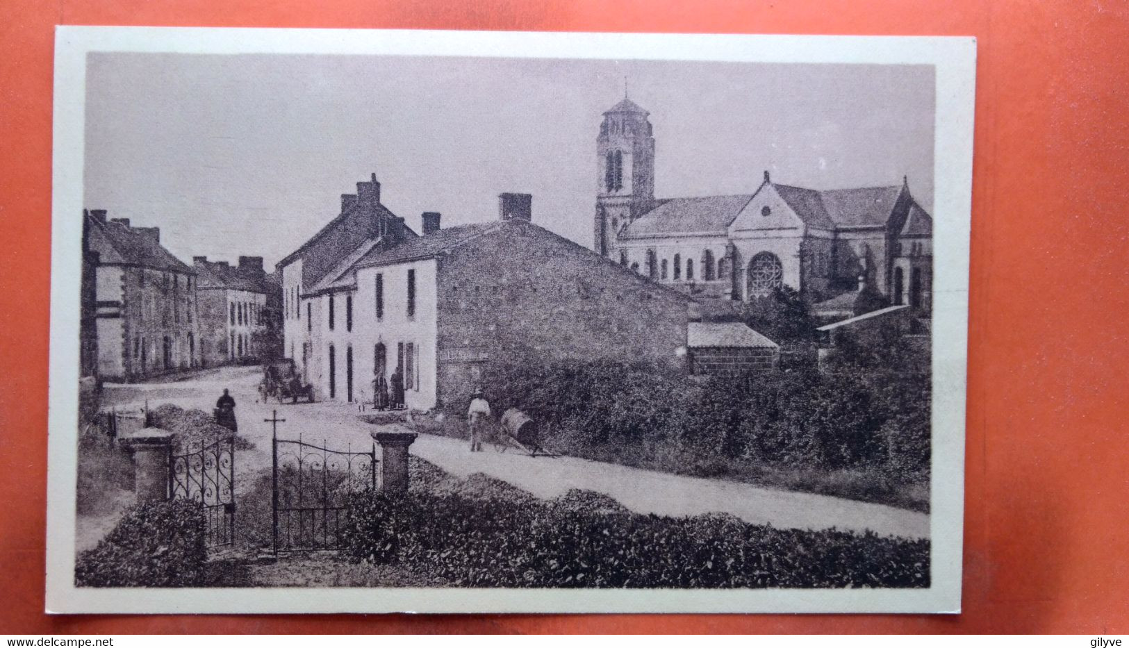 CPA (85) Les Lucs Sur Boulogne. L'église Et La Route De Rocheservière.    (AB.1088) - Les Lucs Sur Boulogne