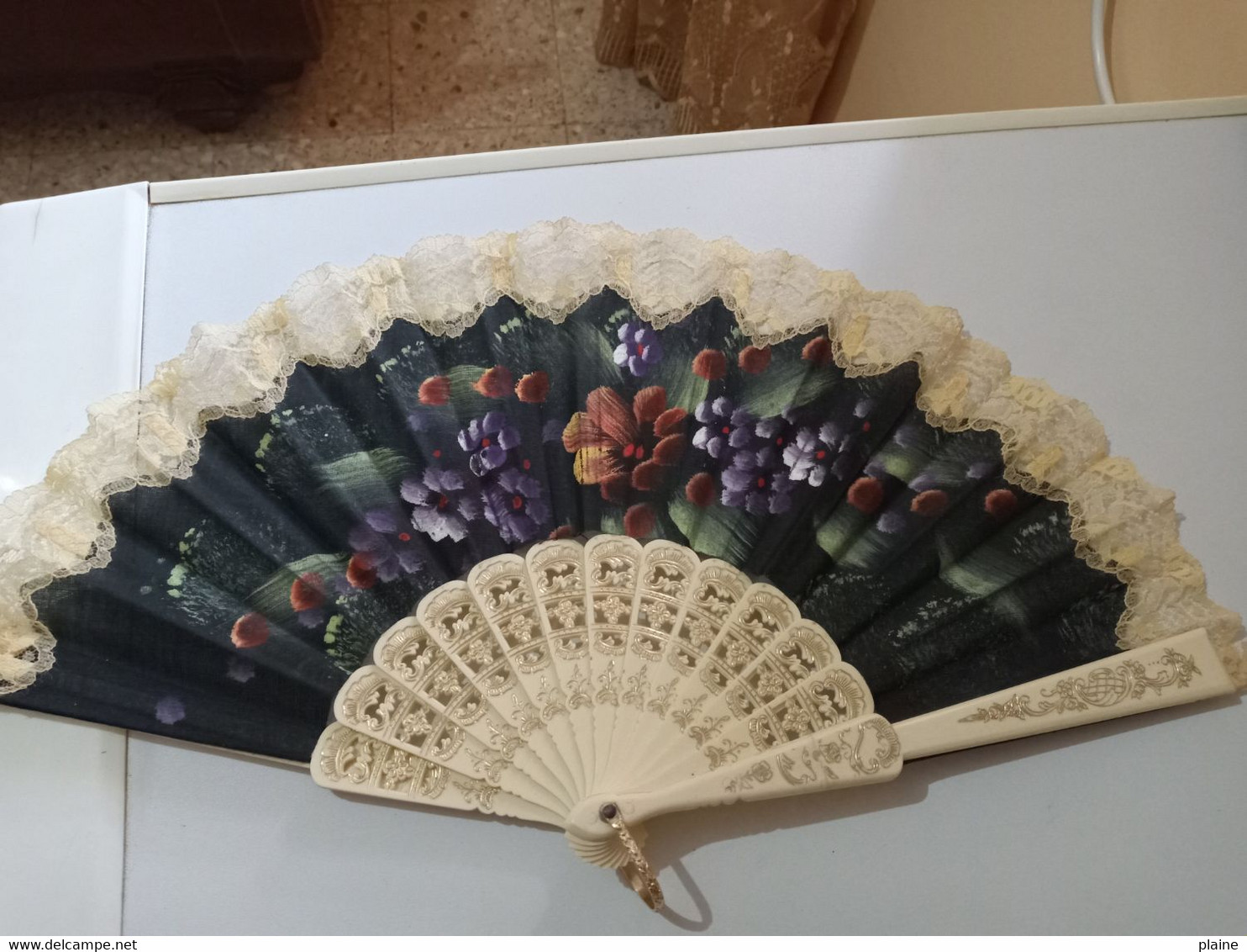 EVENTAIL  BRODERIE- - Fans