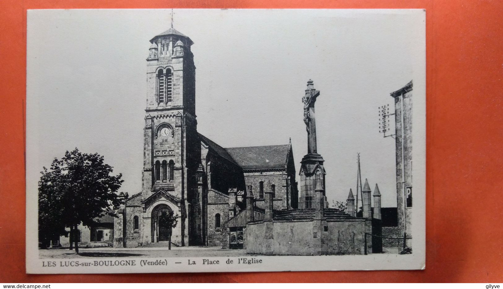 CPA (85) Les Lucs Sur Boulogne. La Place De L'église.  (AB.1126) - Les Lucs Sur Boulogne