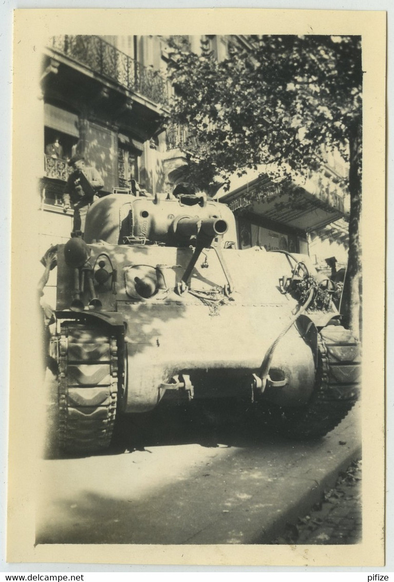 Guerre De 1939-45. Libération De Paris. Char Sur Un Trottoir Devant Un Cinéma. - Krieg, Militär