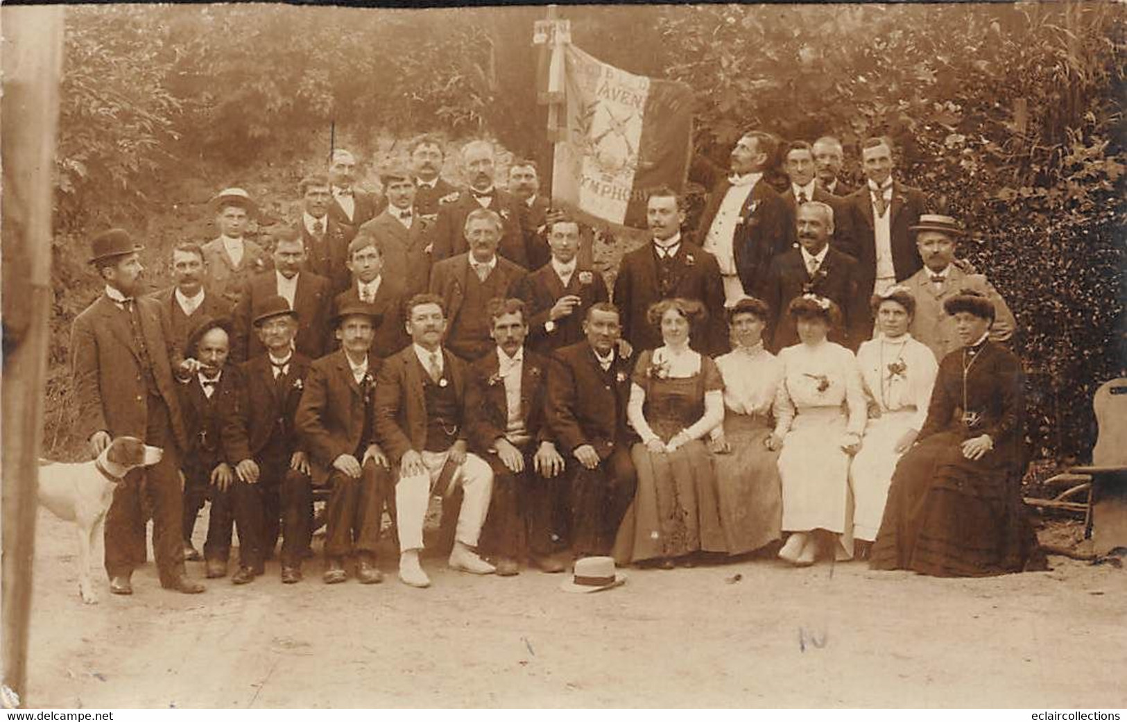 Saint-Symphorien  37   Société De Tir De Saint Symphorien écrit Sur Le  Drapeau.- Un Groupe  Carte Photo     (voir Scan) - Other & Unclassified