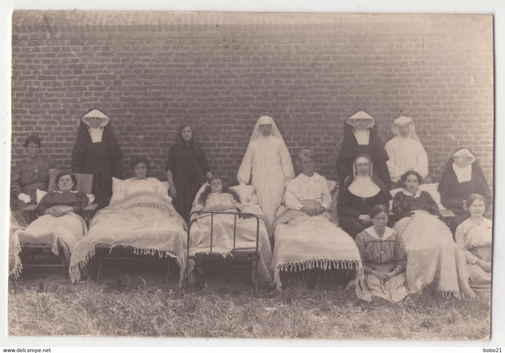 8889 - Carte Photo Sans Titre - Sanatorium Non Situé ( Jeunes Filles Et  Soeurs Soignantes ) - - Santé