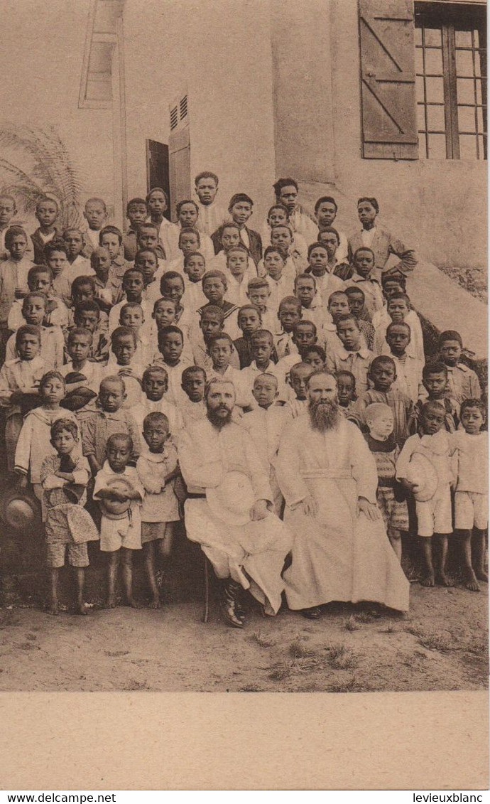 Carte Postale Ancienne/ Madagascar/Mission Des Frères De St Gabriel/Classe De Malgaches/  Vers 1900-1920    CPDIV323 - Madagascar