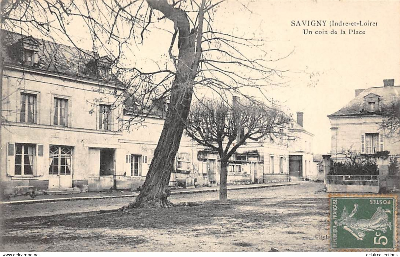 Savigny-en-Véron       37          Un Coin De La Place        (voir Scan) - Sonstige & Ohne Zuordnung