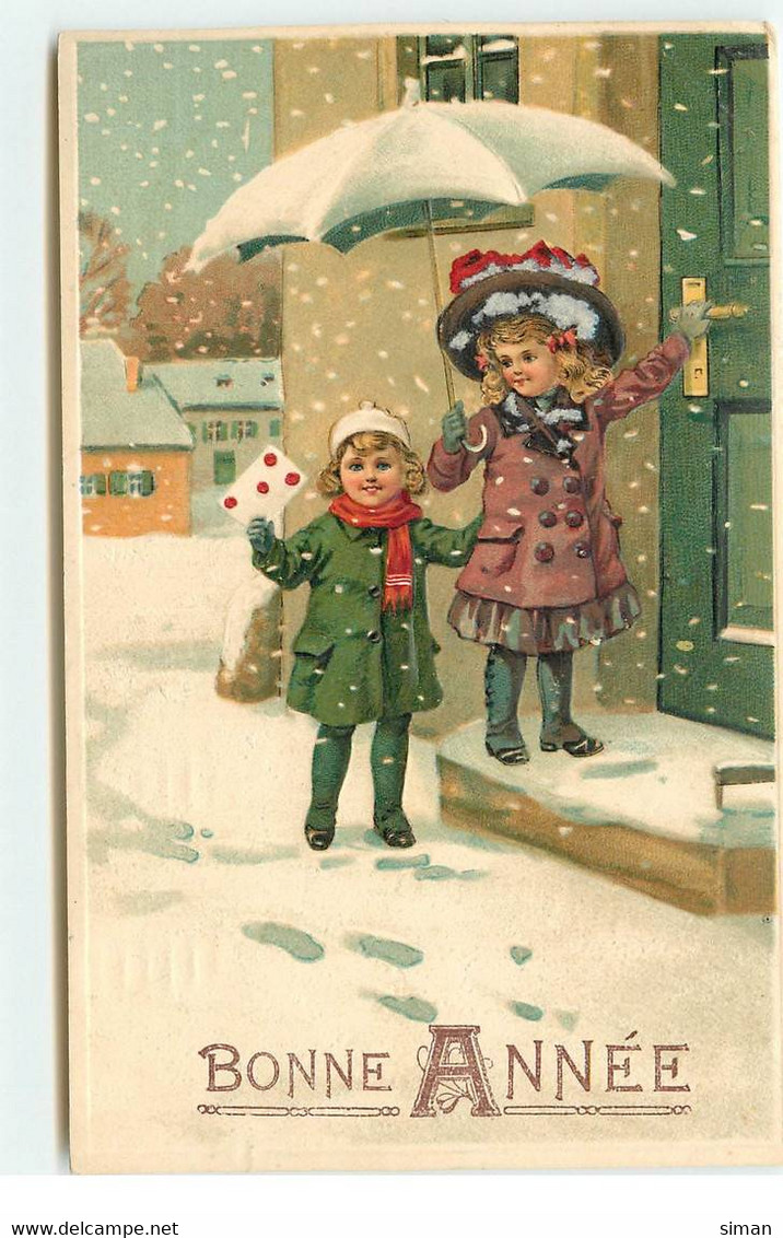 N°17581 - Carte Gaufrée - Bonne Année - Fillettes Sous La Neige Devant Une Porte - Anno Nuovo