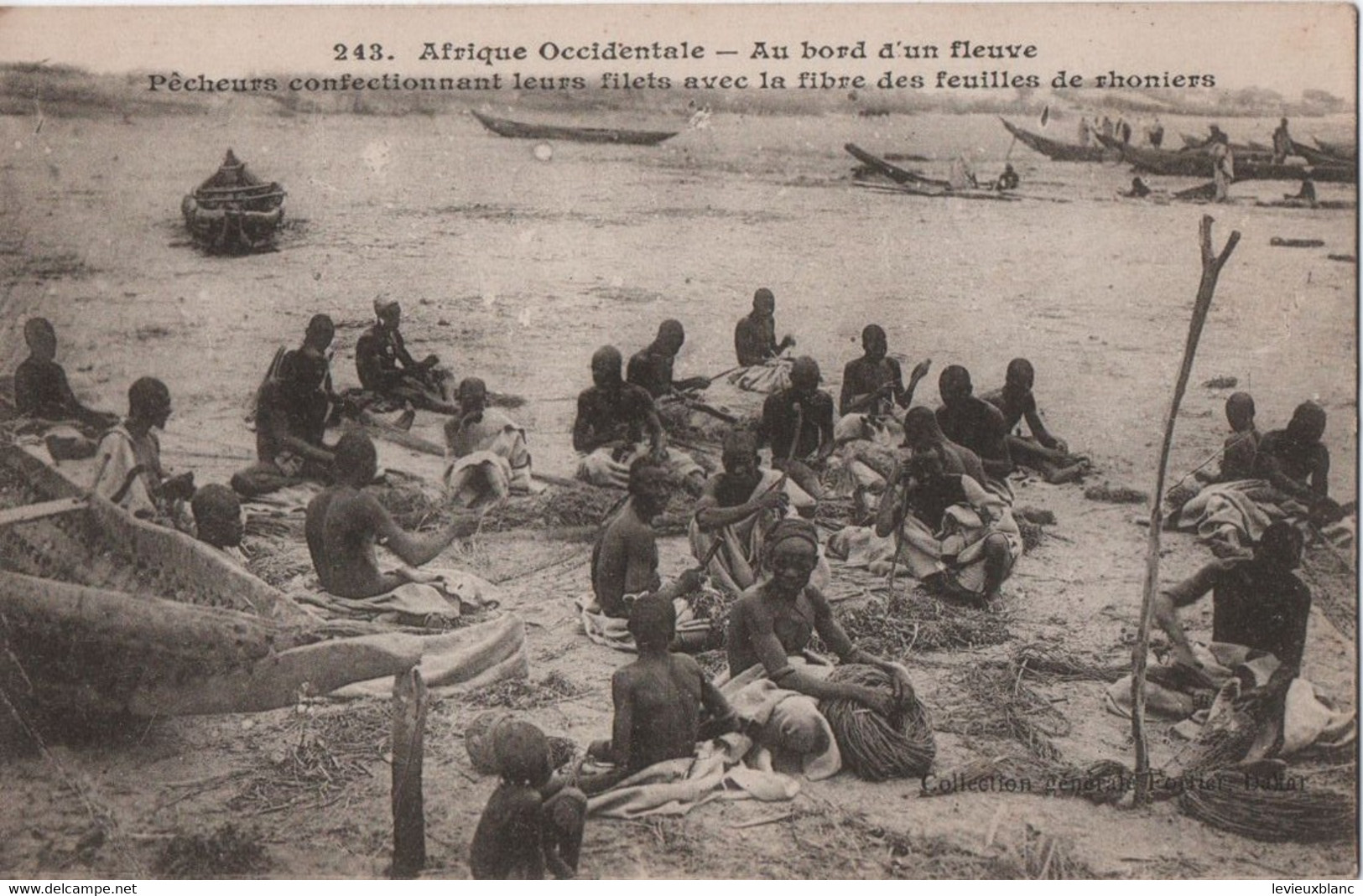 Carte Postale Ancienne/Afrique Occidentale/Au Bord D'un Fleuve/Pêcheurs Confectionnant Leurs Filets/Vers 1920  CPDIV334 - Non Classificati