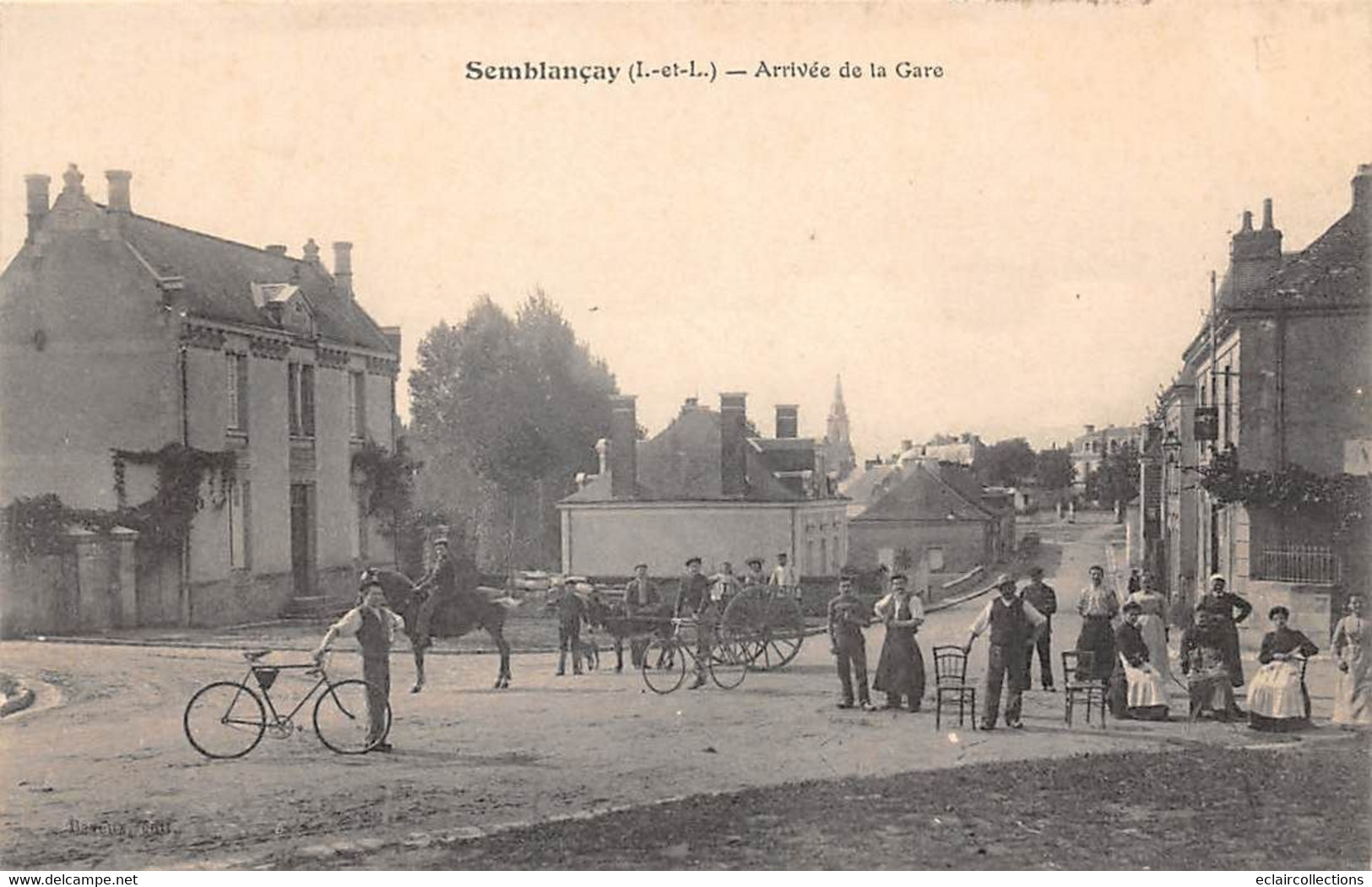 Semblançay       37        Arrivée De La Gare. Un Groupe          (voir Scan) - Semblançay