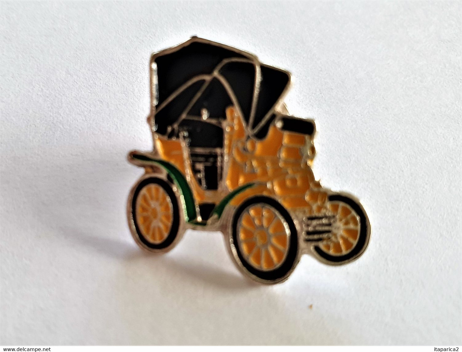 PINS AUTOMOBILE ANCIENNE FIAT 3 1/2 HP 1899 EN RELIEF  / 33NAT - Fiat