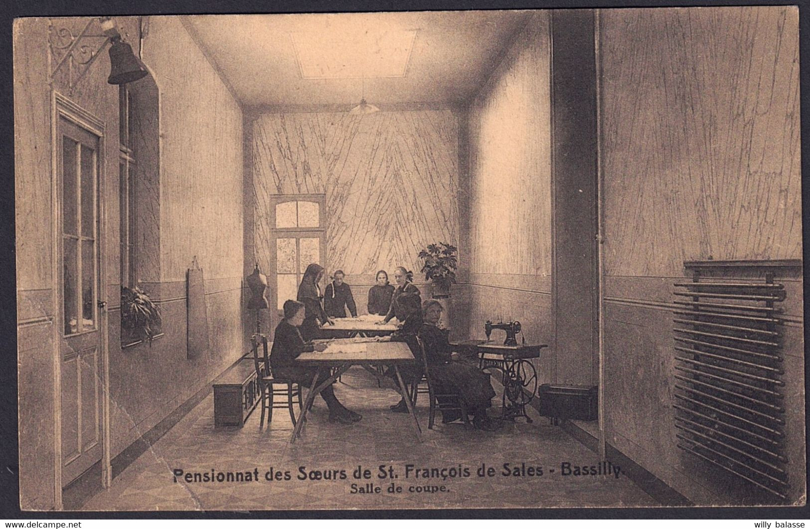 +++ CPA - BASSILLY - Pensionnat Des Soeurs De St François De Sales - Salle De Coupe  // - Silly