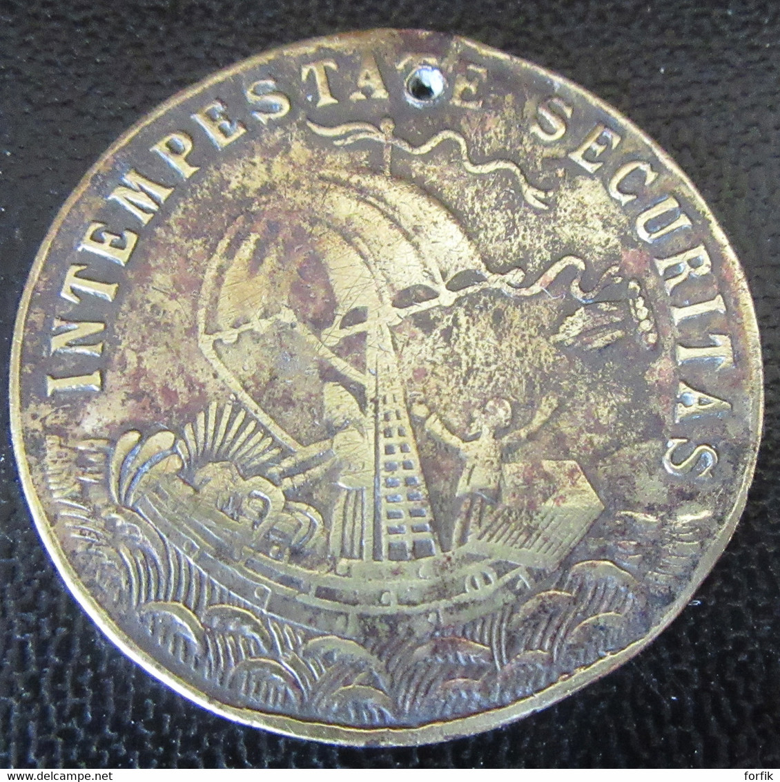 Jeton De Nuremberg En Laiton - Saint George - Intempestate Securitas - 17e Siècle - Percé - 34mm, 5,65g - Monarquía/ Nobleza