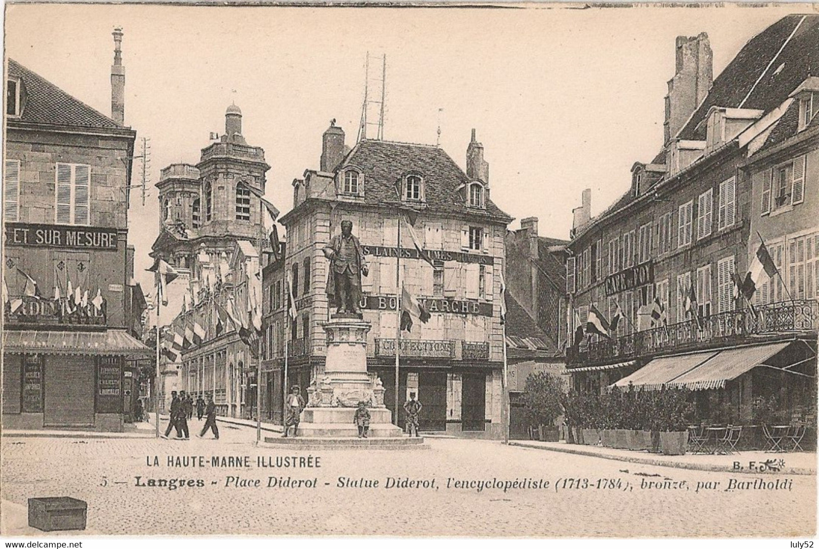 Langres Place Diderot Avec Drapeaux - Langres