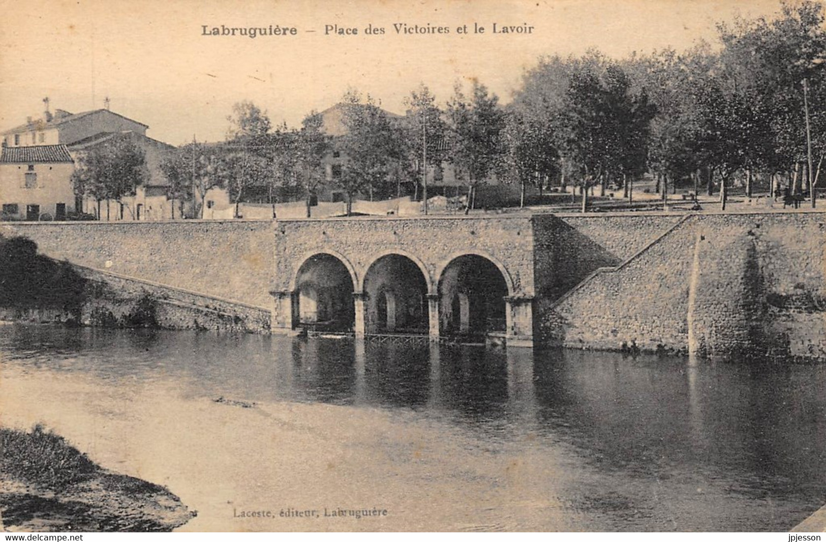 TARN  81   LABRUGUIERE   PLACE DES VICTOIRES ET LE LAVOIR - Labruguière