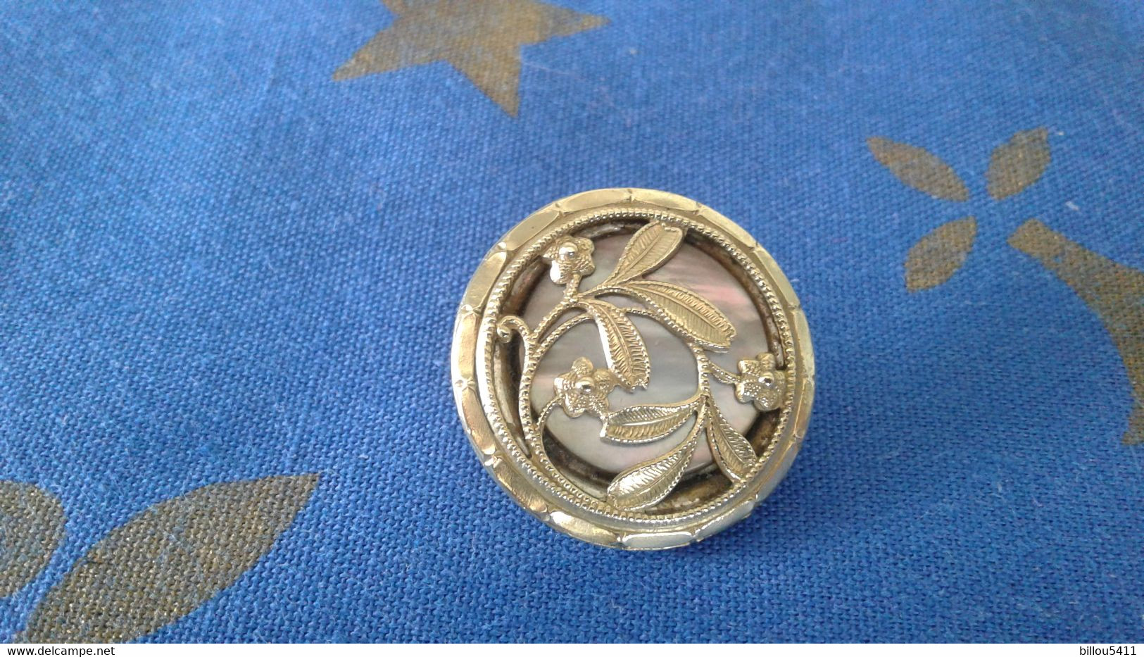 Ancien Bouton En Nacre Et Metal Art Nouveau Button Of Mother Of Pearl And Metal - Bottoni