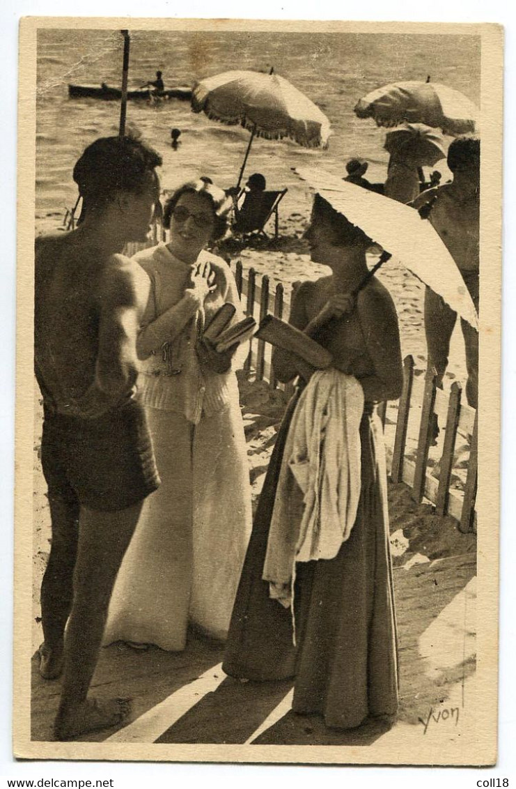 CPA 06 JUAN LES PINS ( Femmes à La Plage 1932)  Mode ... Toilettes Ombrelles ! Play Boy ! - Autres & Non Classés