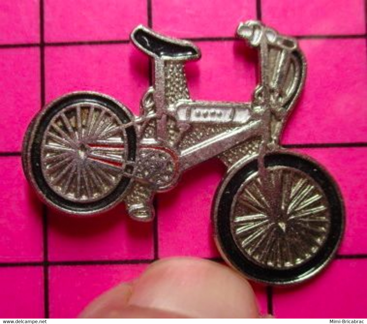 115e Pin's Pins / Beau Et Rare / THEME : SPORTS / CYCLISME VELO POUR FAIRE DES RUNS DEVANT LE CSP ! - Cyclisme