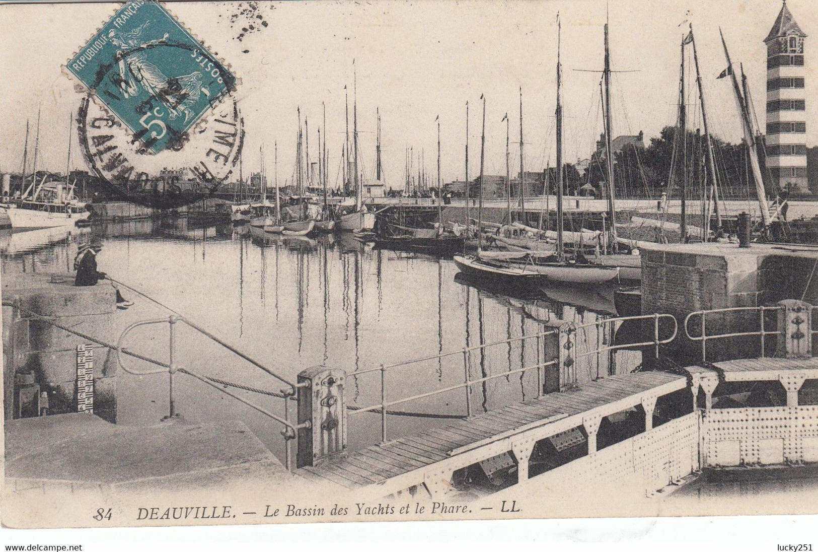 France - Phare - Deauville - Le Phare Et Le Bassin Des Yachts - Circulée - Fari